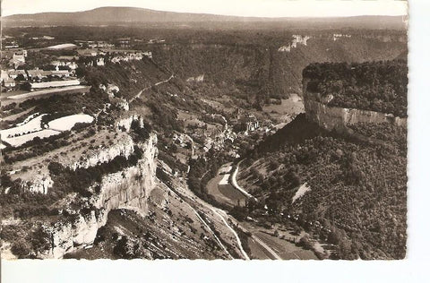 Postal 028985 : Paysages du jura, Cirque de Baume les Messieurs. Le Village, au fond de la Vallee