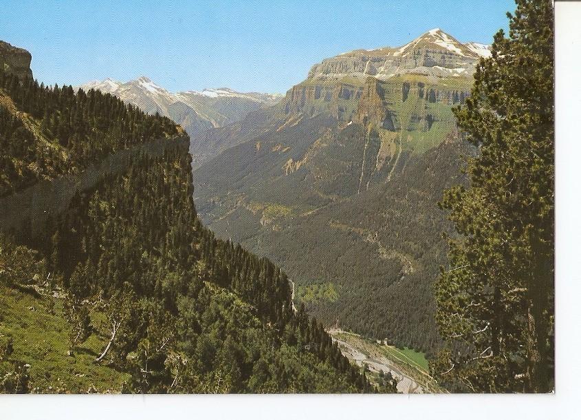 Postal 041668 : Parque Nacional de Ordesa. Pirineo Aragones. Desde las Proas-Vista de valle al fondo Tendeñera y Mondarruego