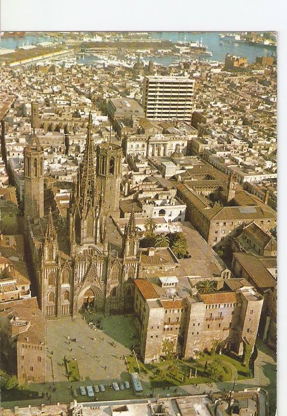 Postal 022933 : Vista aerea, catedral y Barrio Gotico, Barcelona