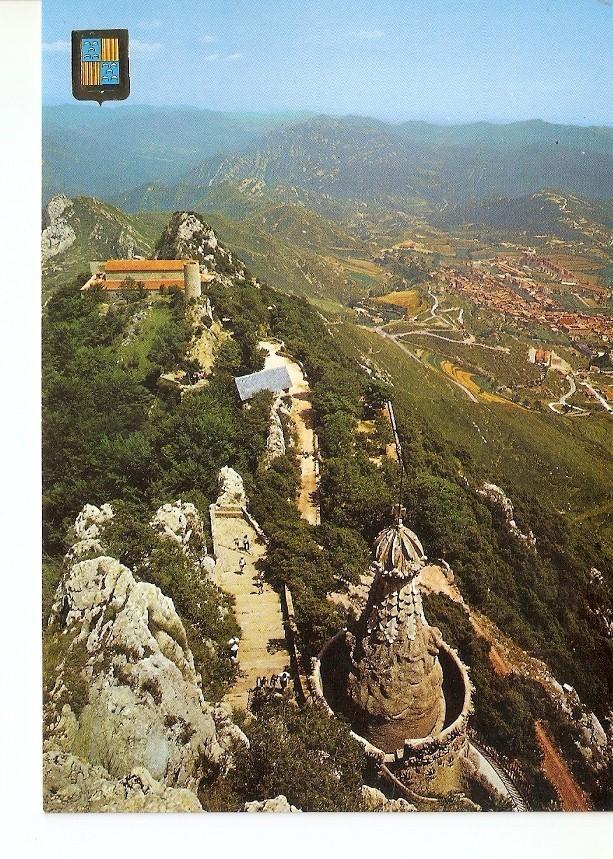 Postal 029828 : Berga (Barcelona). Santuario de Mare de Deu Queralt al fondo Berga