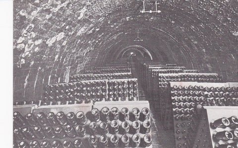 POSTAL B6239: CASA CODORNIU: BOTELLAS EN PUPITRES