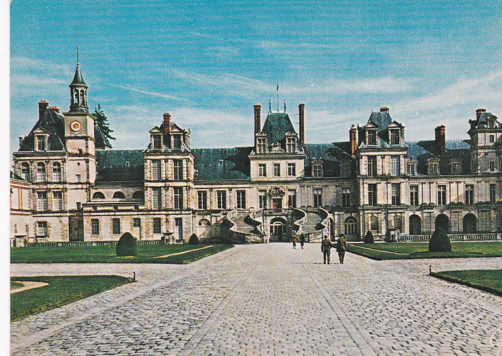 POSTAL B6452: FONTAINEBLEAU: LE PALAIS. COUR DE CHEVAL BLANC