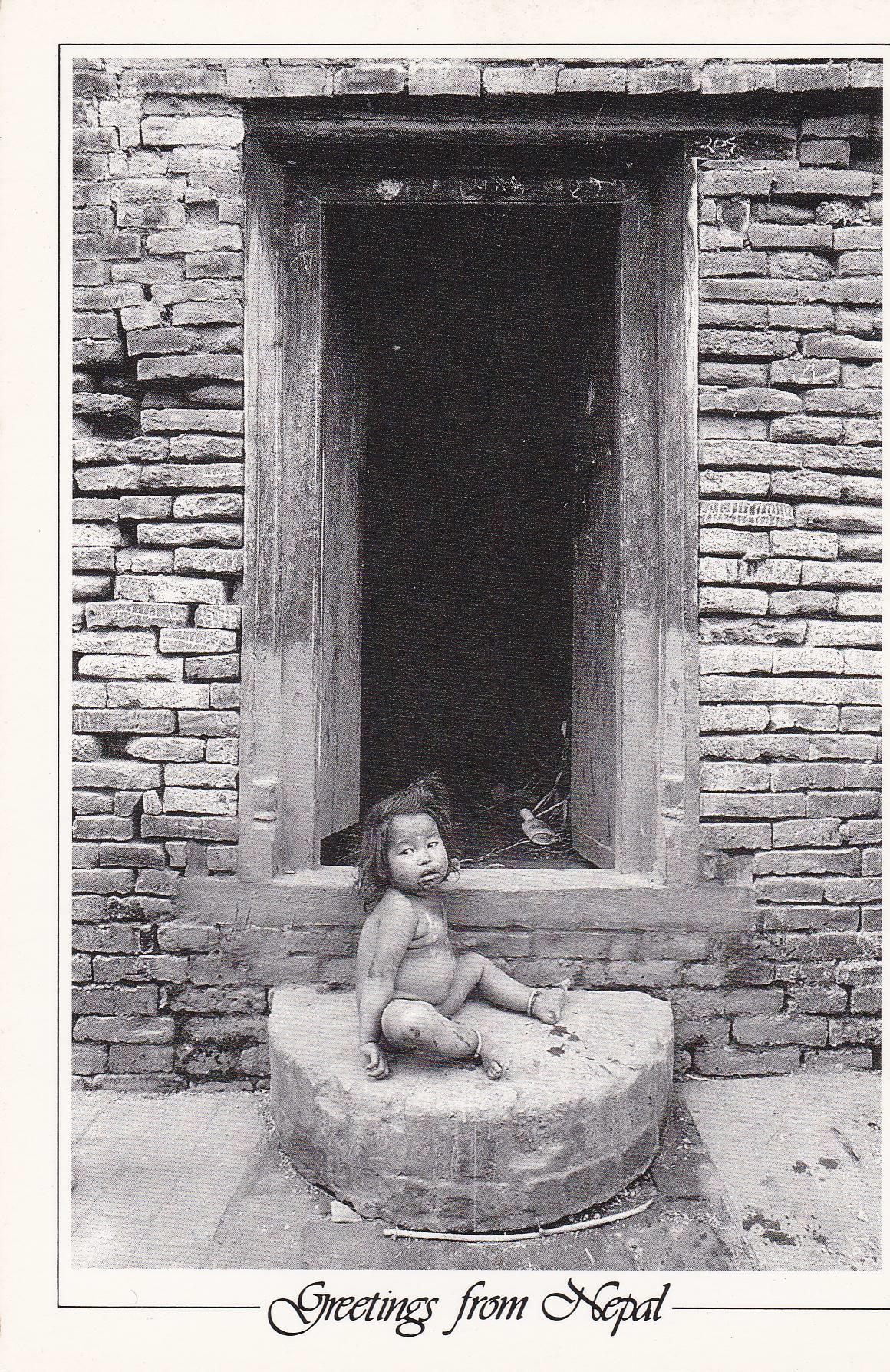 POSTAL B6702: TAILANDIA: BABY AT DOORWAY