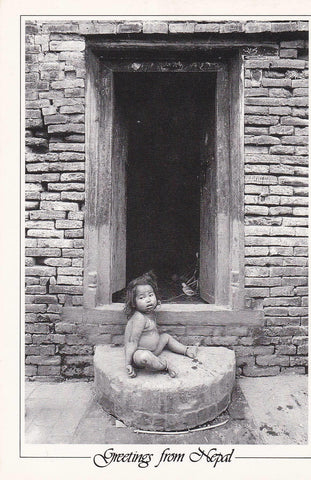 POSTAL B6702: TAILANDIA: BABY AT DOORWAY
