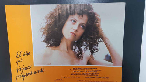 Poster pelicula: El año que vivimos peligrosamente (numerado 01). Dirigida por Peter Weir con Mel Gibson y Sigourney Weaver