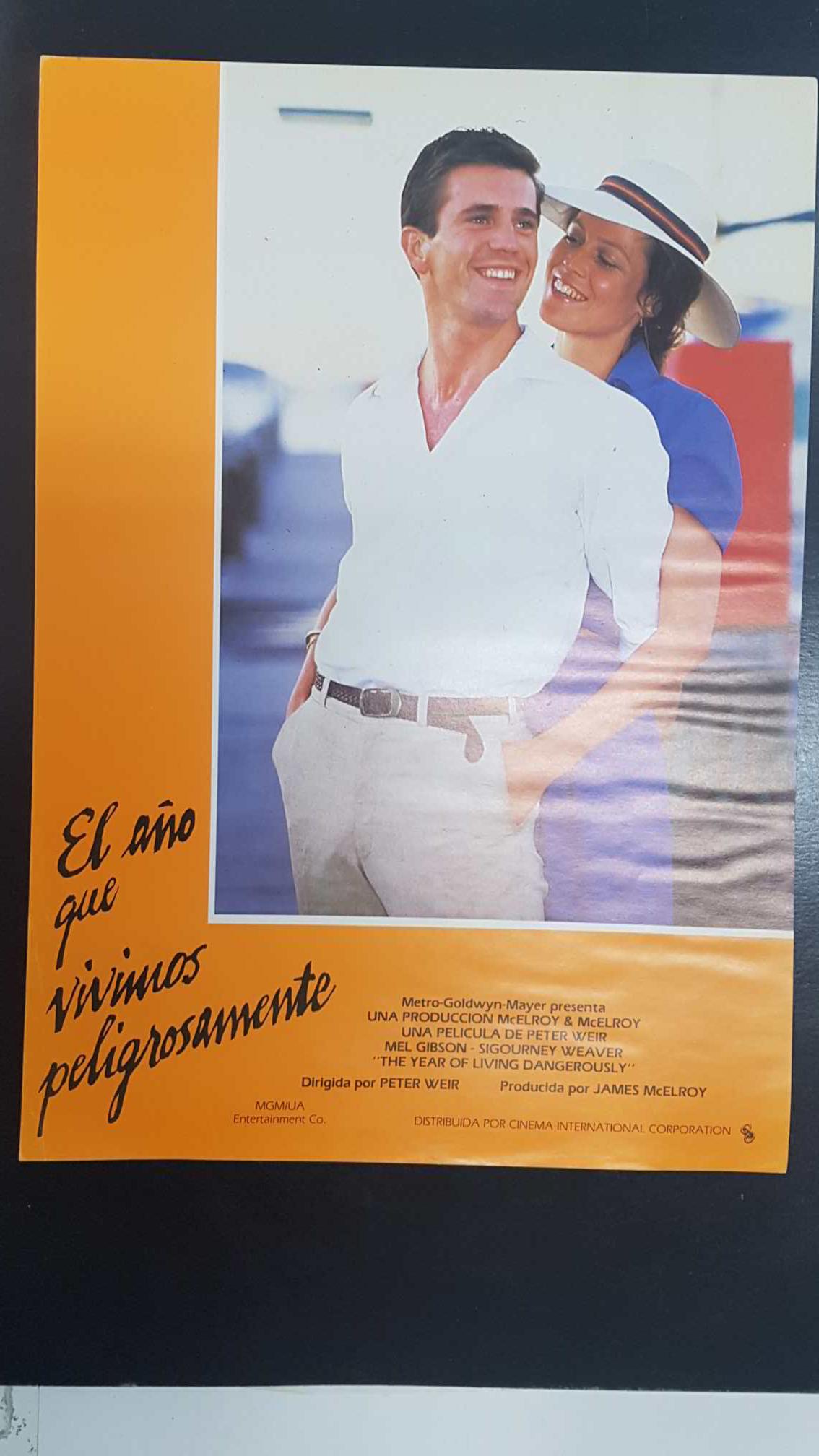Poster pelicula: El año que vivimos peligrosamente (numerado 02). Dirigida por Peter Weir con Mel Gibson y Sigourney Weaver