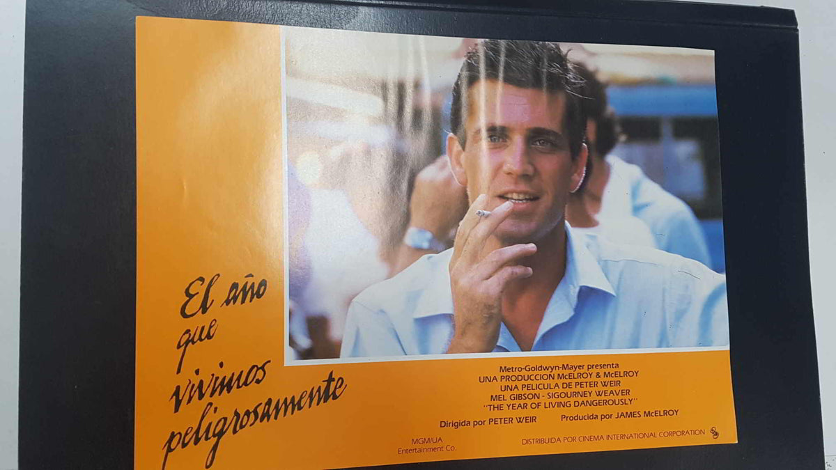 Poster pelicula: El año que vivimos peligrosamente (numerado 04). Dirigida por Peter Weir con Mel Gibson y Sigourney Weaver
