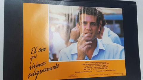 Poster pelicula: El año que vivimos peligrosamente (numerado 04). Dirigida por Peter Weir con Mel Gibson y Sigourney Weaver