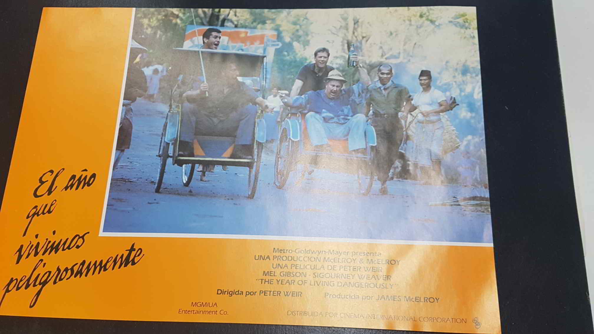 Poster pelicula: El año que vivimos peligrosamente (numerado 05). Dirigida por Peter Weir con Mel Gibson y Sigourney Weaver