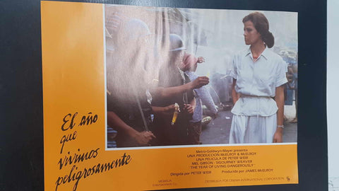 Poster pelicula: El año que vivimos peligrosamente (numerado 06). Dirigida por Peter Weir con Mel Gibson y Sigourney Weaver