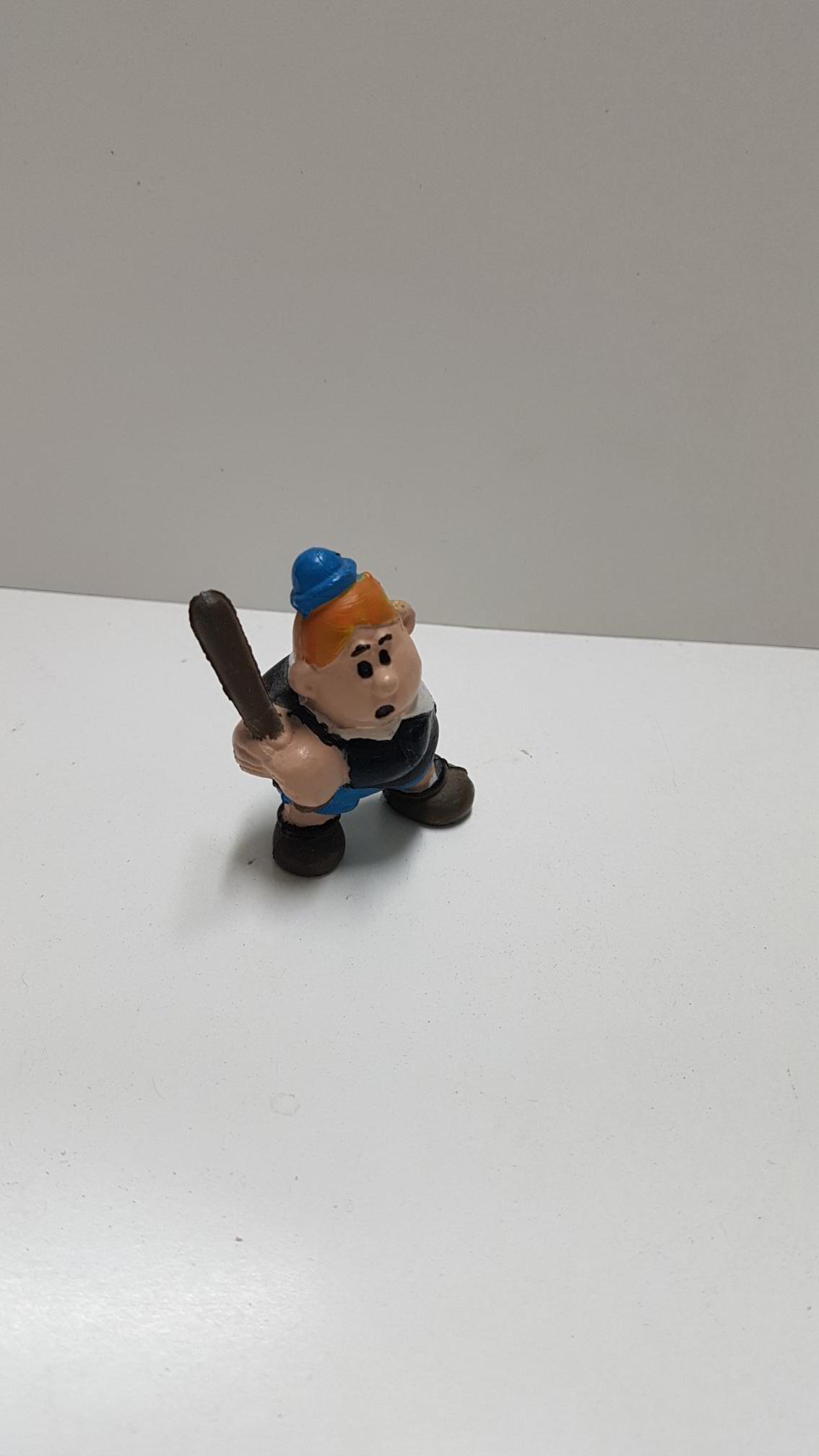 Figura Serie La Pequeña Lulu: Tobi con un bate de beisbol