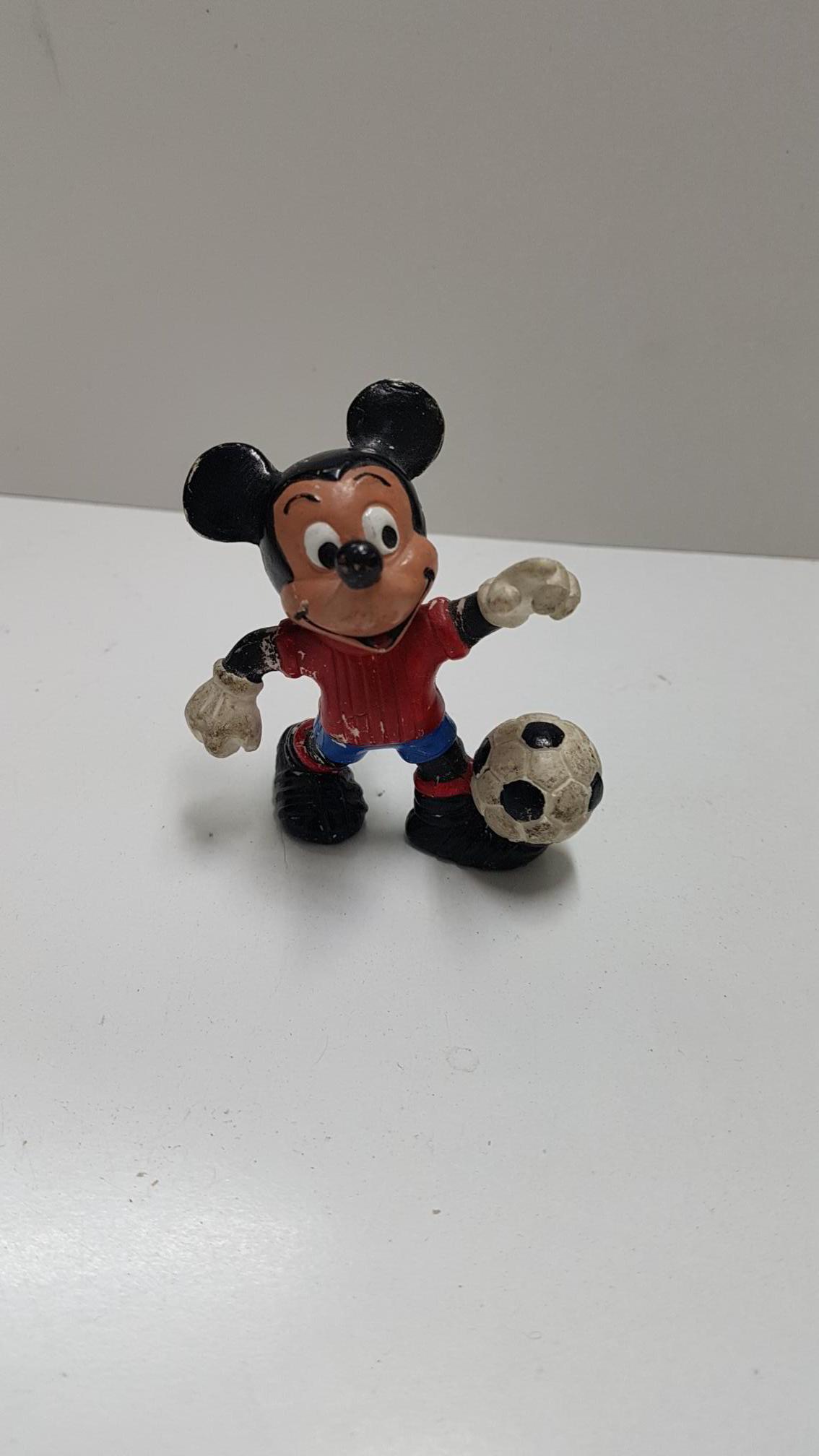 Figura PVC: Raton Mickey con pelota en el pie, vestido de futbolista