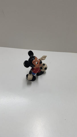 Figura PVC: Raton Mickey con pelota en el pie, vestido de futbolista