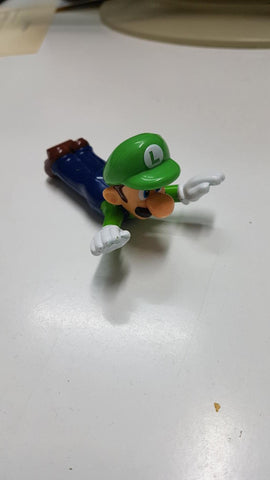 Figura plastico: Luigi con ruedas tumbado, como si fuera un monopatin. C88 Made for McDonalds 2017