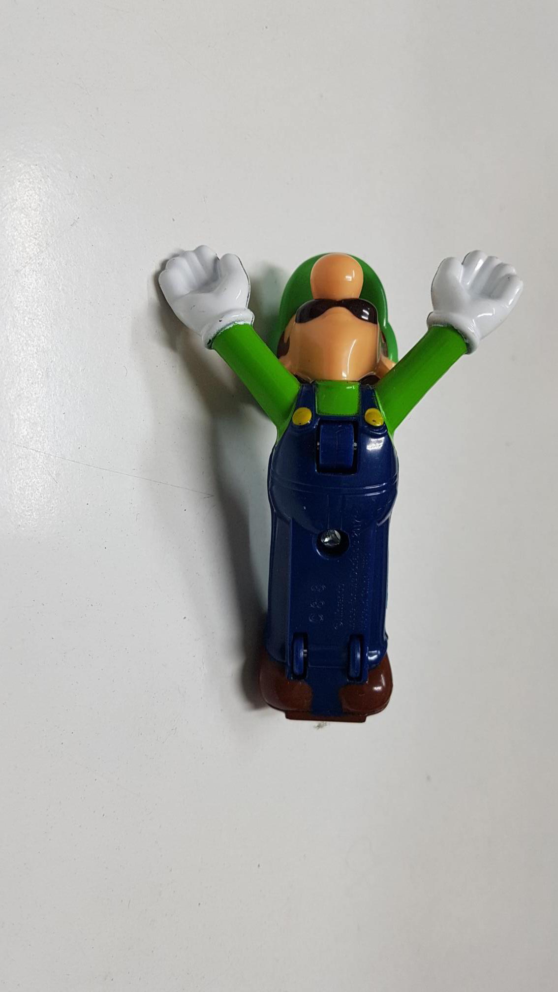 Figura plastico: Luigi con ruedas tumbado, como si fuera un monopatin. C88 Made for McDonalds 2017