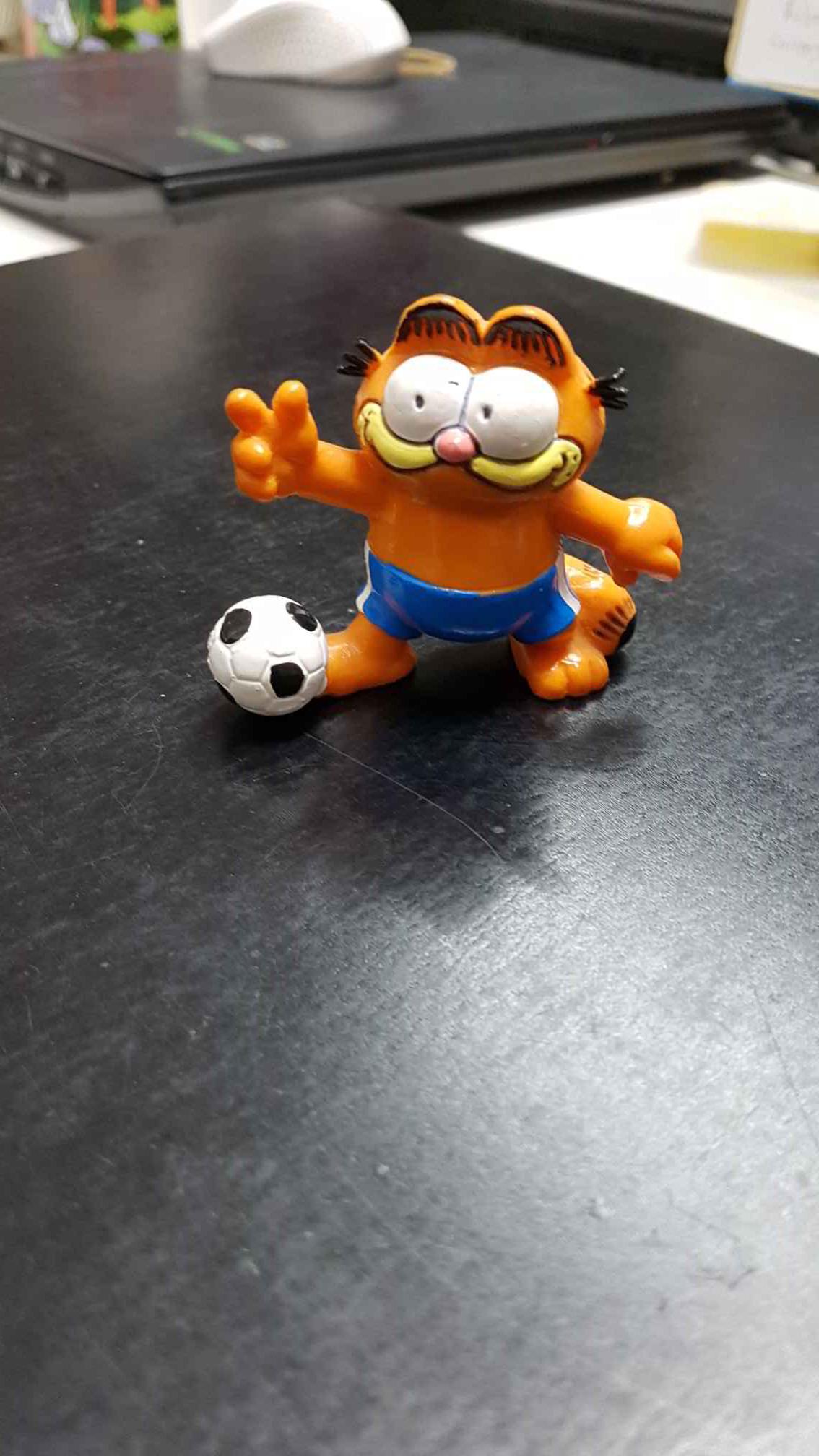 Figura PVC: Garfield de futbolista. Garfield Bully. 1978, 1981 United Feature Syndicate, W. Germany