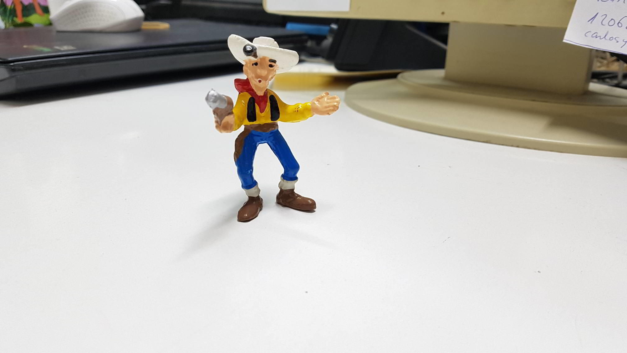 Figura PVC: Lucky Luke brazos abiertos y pistola en mano