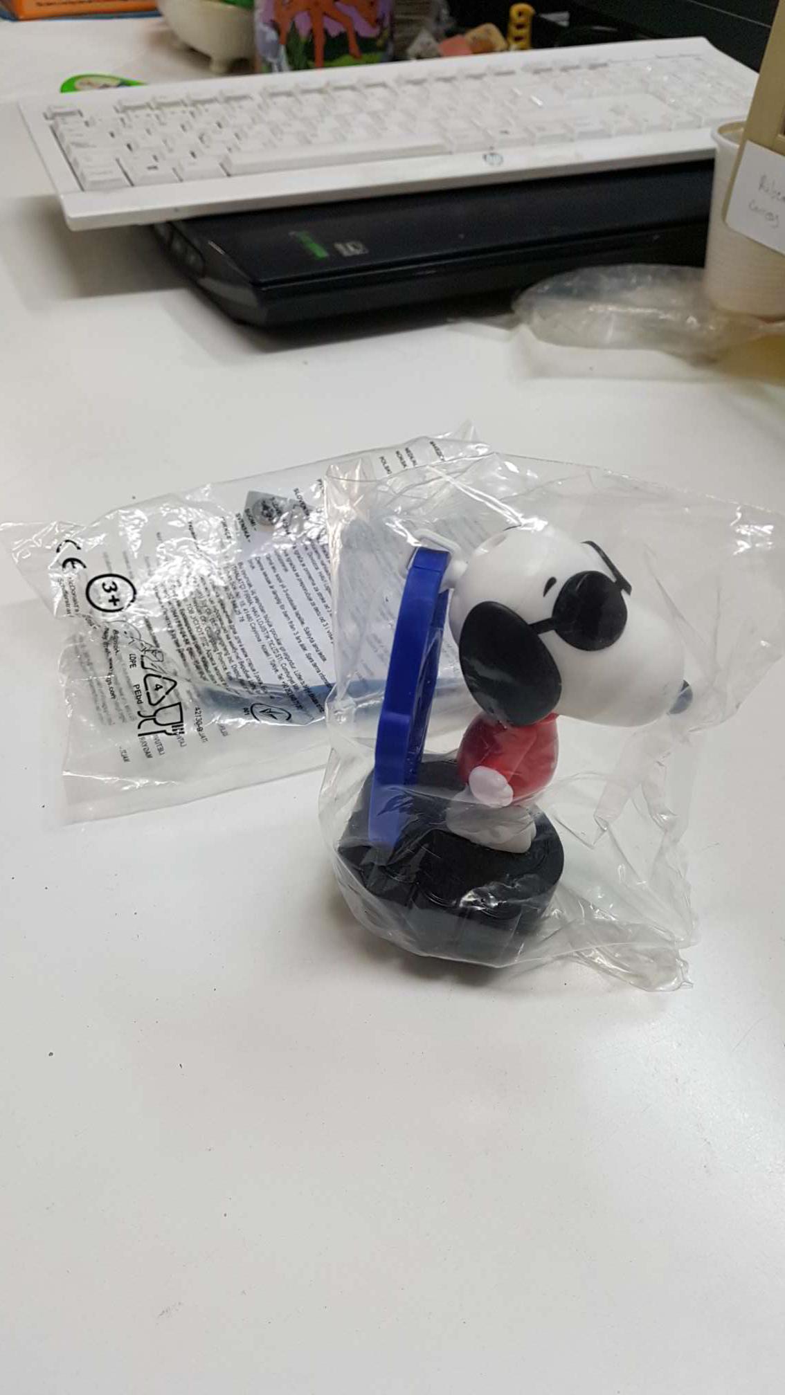 Figura plastico: Snoopy con camiseta roja que pone Joe Cool. Made for McDonalds 2018, made in China TCB