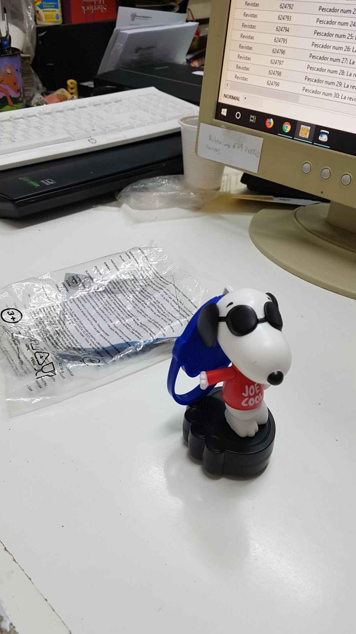 Figura plastico: Snoopy con camiseta roja que pone Joe Cool. Made for McDonalds 2018, made in China TCB