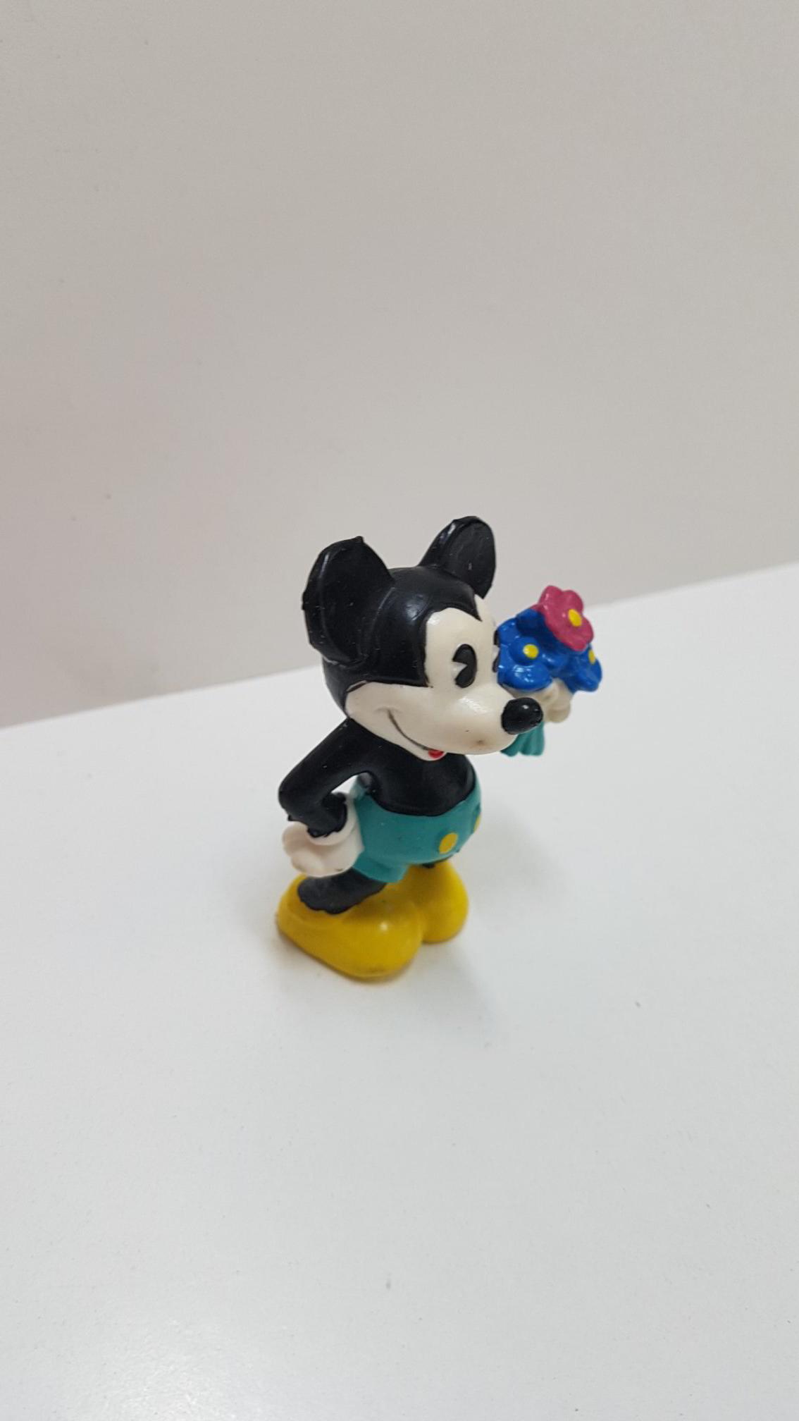 Figura PVC Disney: Mickey Mouse con un ramo de flores. Bully, 1986