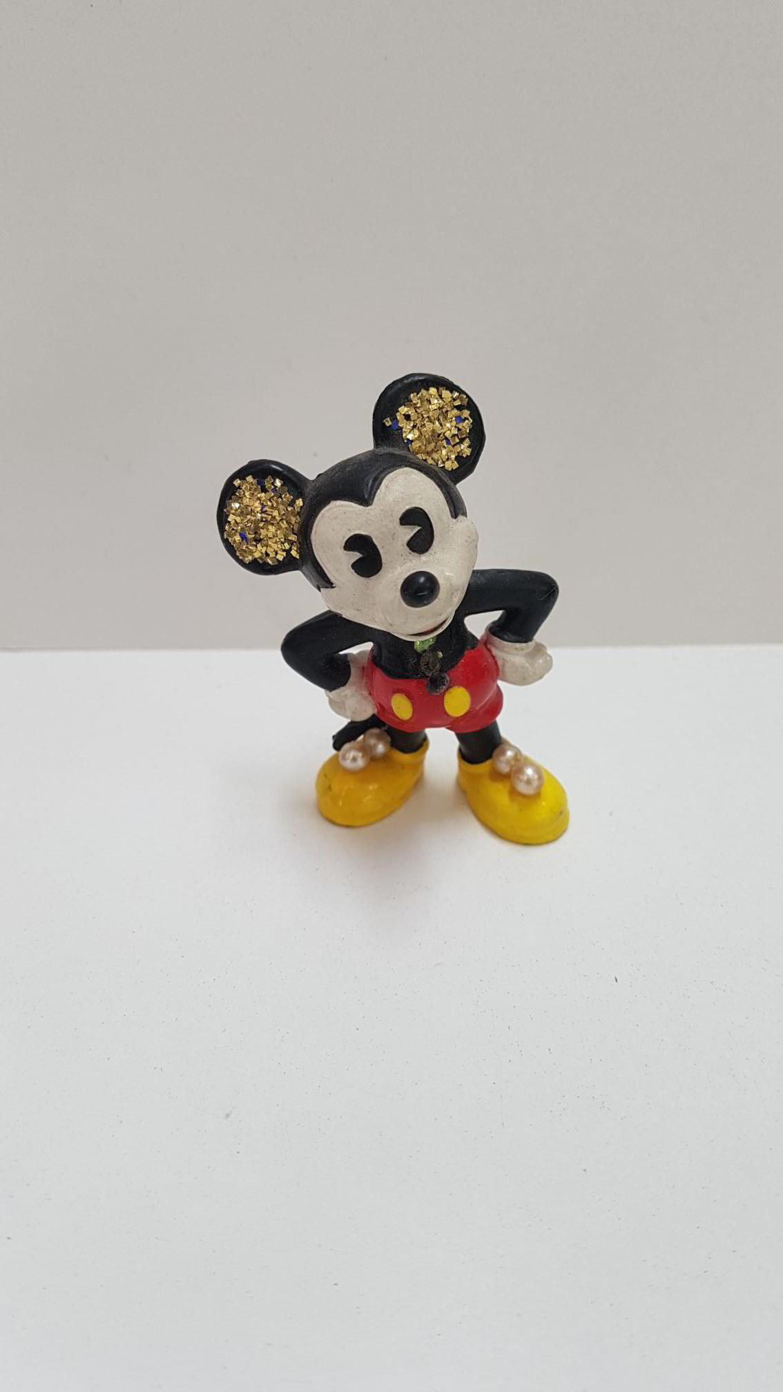 Figura PVC Disney: Mickey Mouse brazos en jarra. Tiene adornos artesanales. Bully 1984