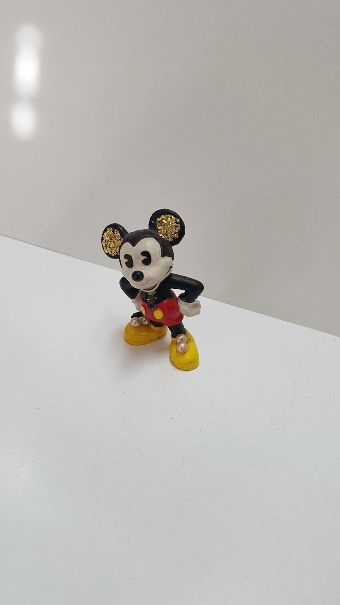 Figura PVC Disney: Mickey Mouse brazos en jarra. Tiene adornos artesanales. Bully 1984