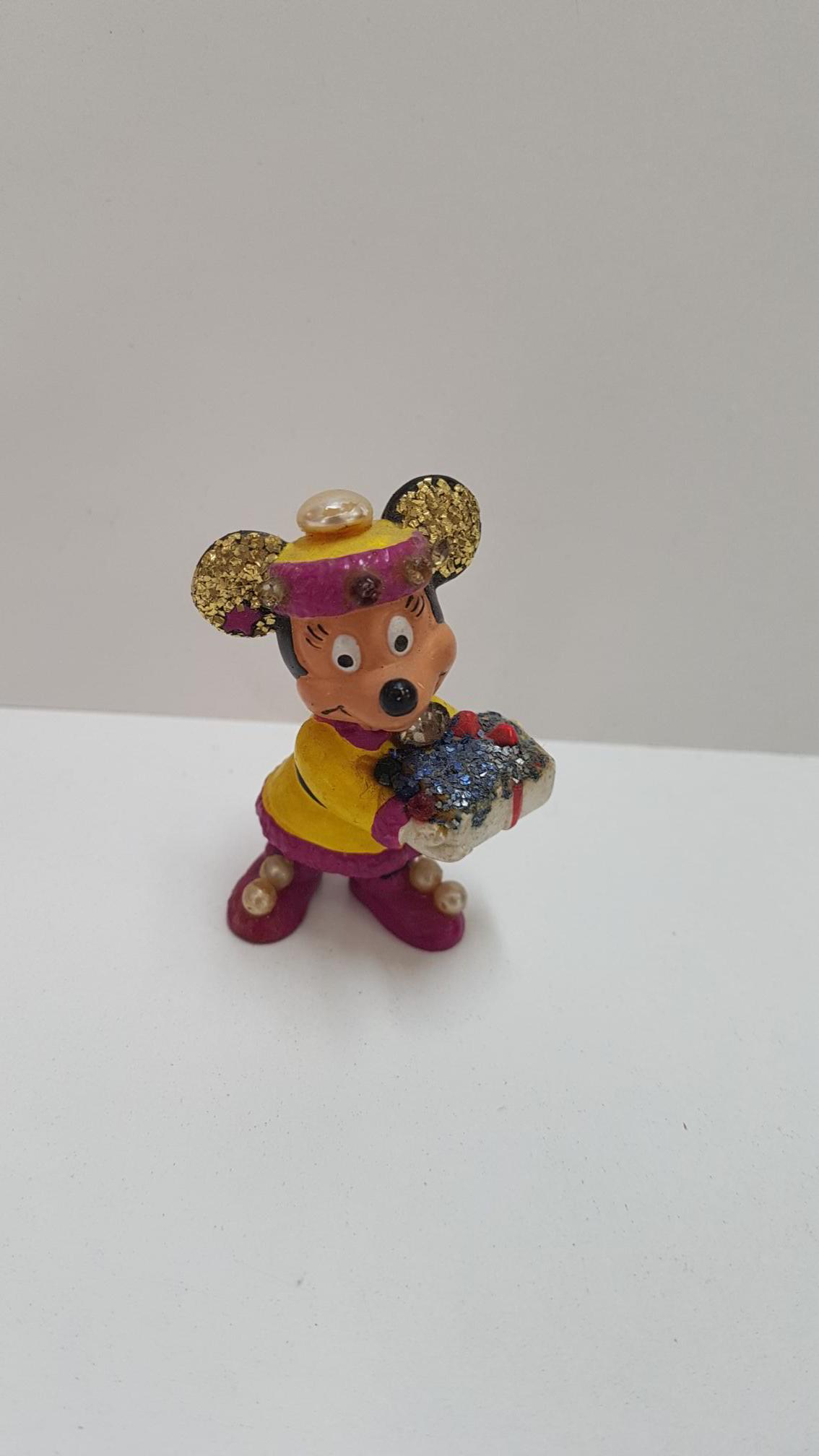 Figura PVC Disney: Minnie Mouse con caja de regalo. Tiene adornos artesanales. Bully 1985