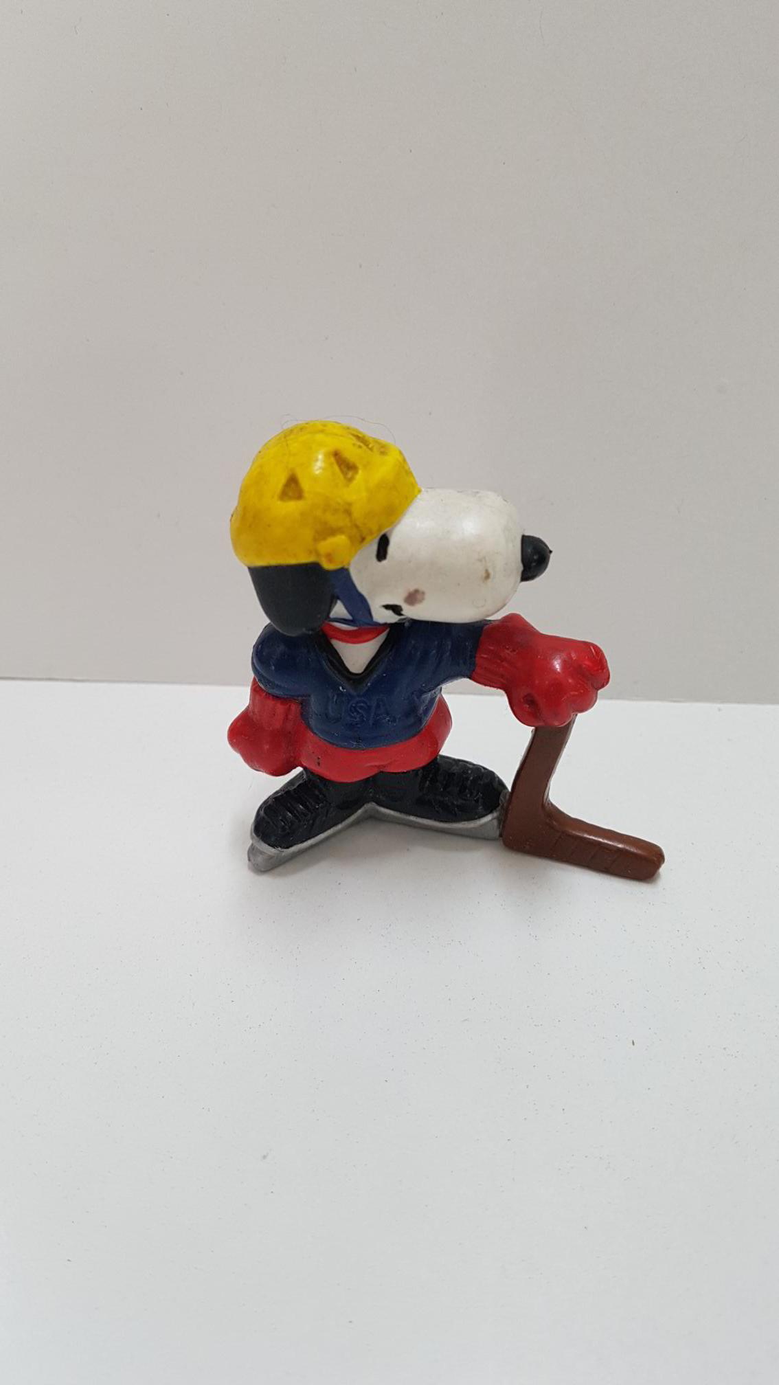 Figura PVC: Snoopy con equipo de hockey. Peanuts, 1958