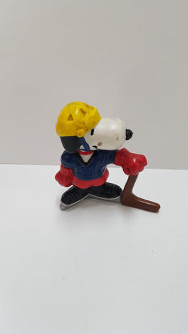 Figura PVC: Snoopy con equipo de hockey. Peanuts, 1958