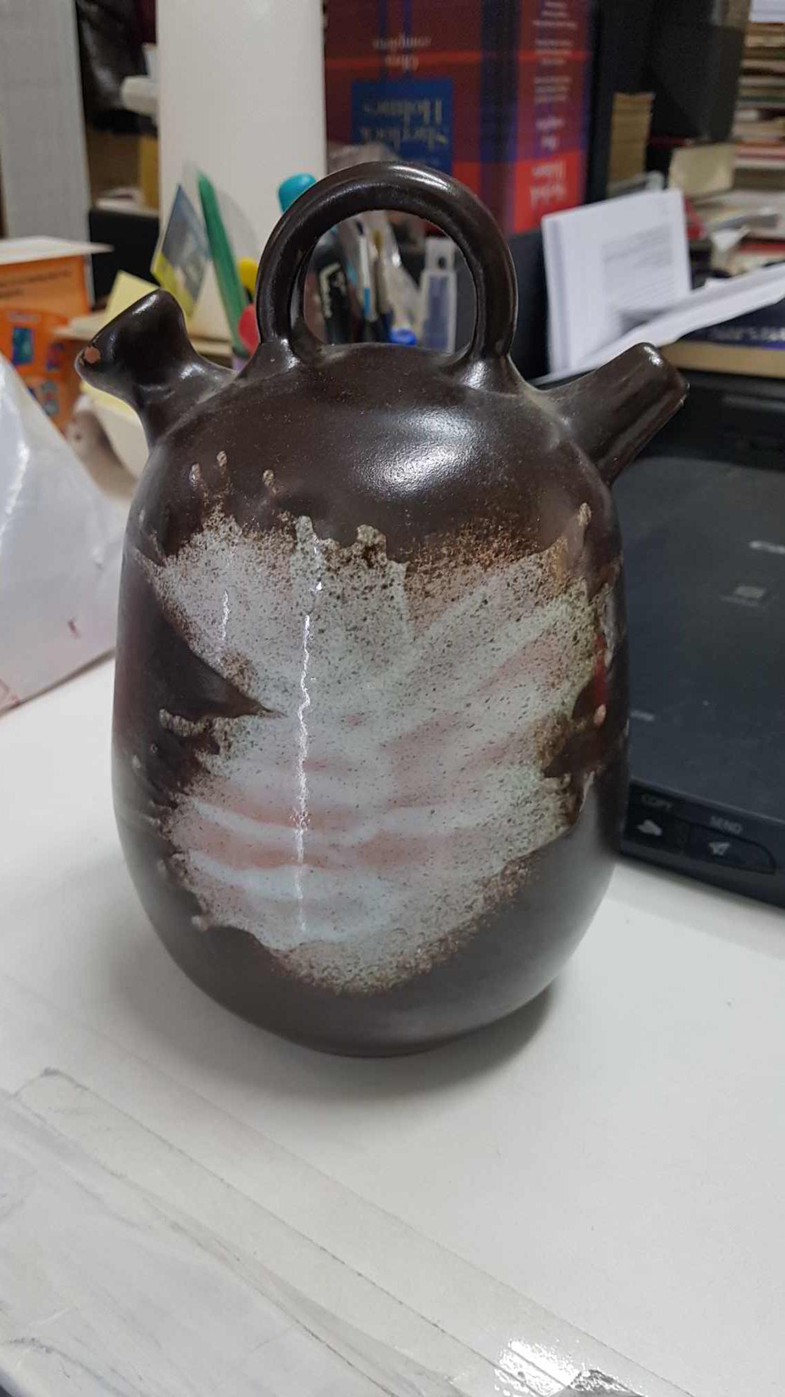 Botijo de barro: de color marron con dibujo parecido a un liquido desparramado