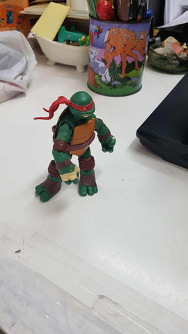 Figura plastico: Raphael de las Tortugas Ninja. Articulaciones moviles. Le faltan las armas (sai)