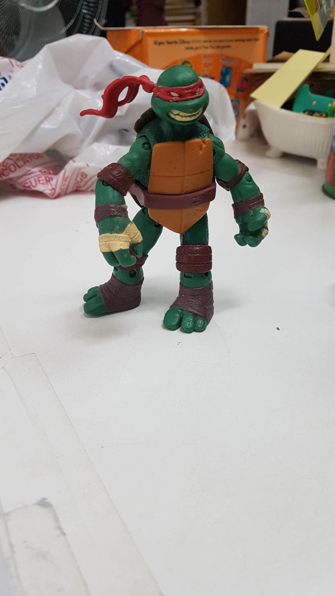 Figura plastico: Raphael de las Tortugas Ninja. Articulaciones moviles. Le faltan las armas (sai)