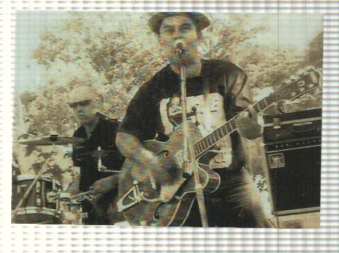 Postal: Lobos Negros tocando en la calle