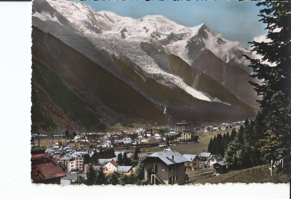 FOTO 016886: ALPES FRANCESES - Foto de pueblo alpino con lo Alpes de fondo. Se desconoce localizacion