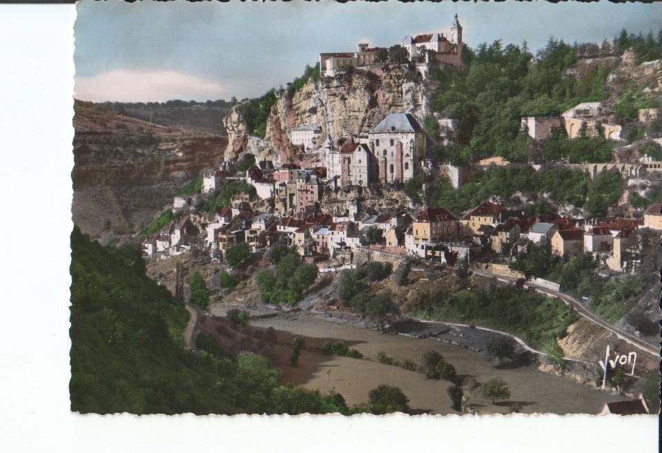 FOTO 016856: Pueblo de Francia en una colina. Se desconoce el nombre del pueblo. 