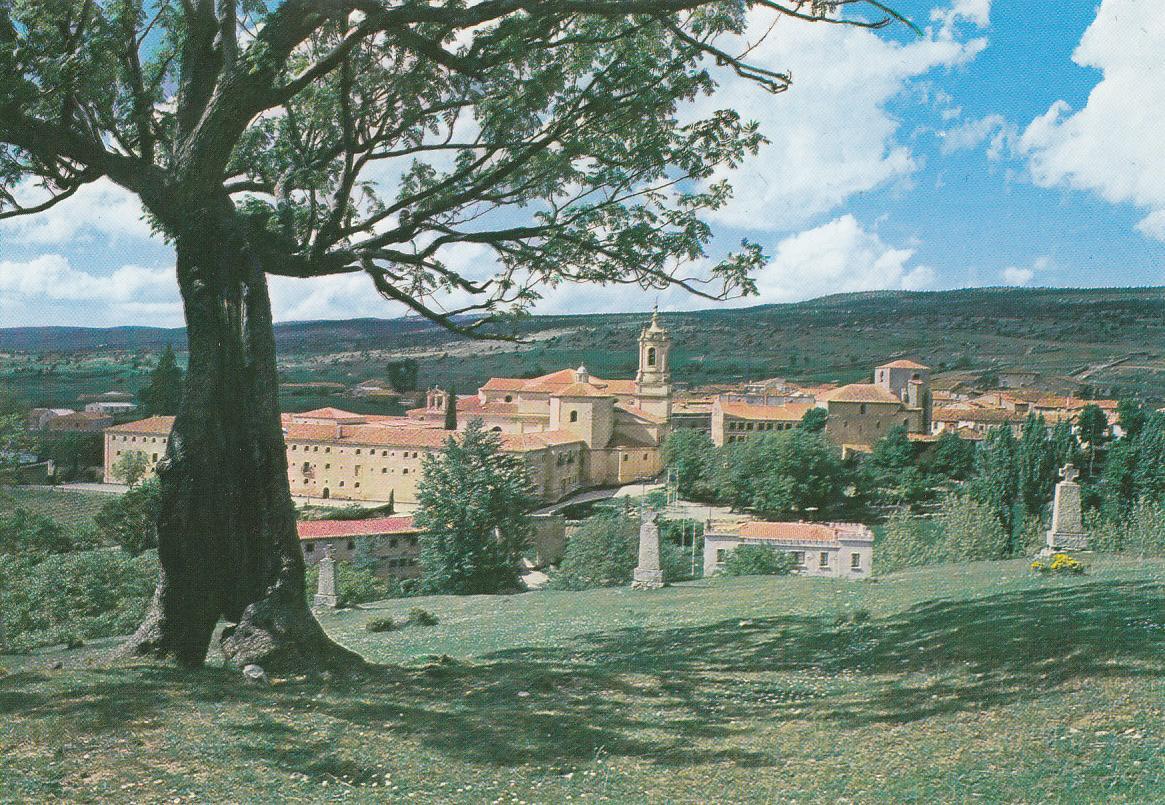 Postal 62072 : Abadia de Santo Domingo de Silos. El monasterio y el Pueblo vista general