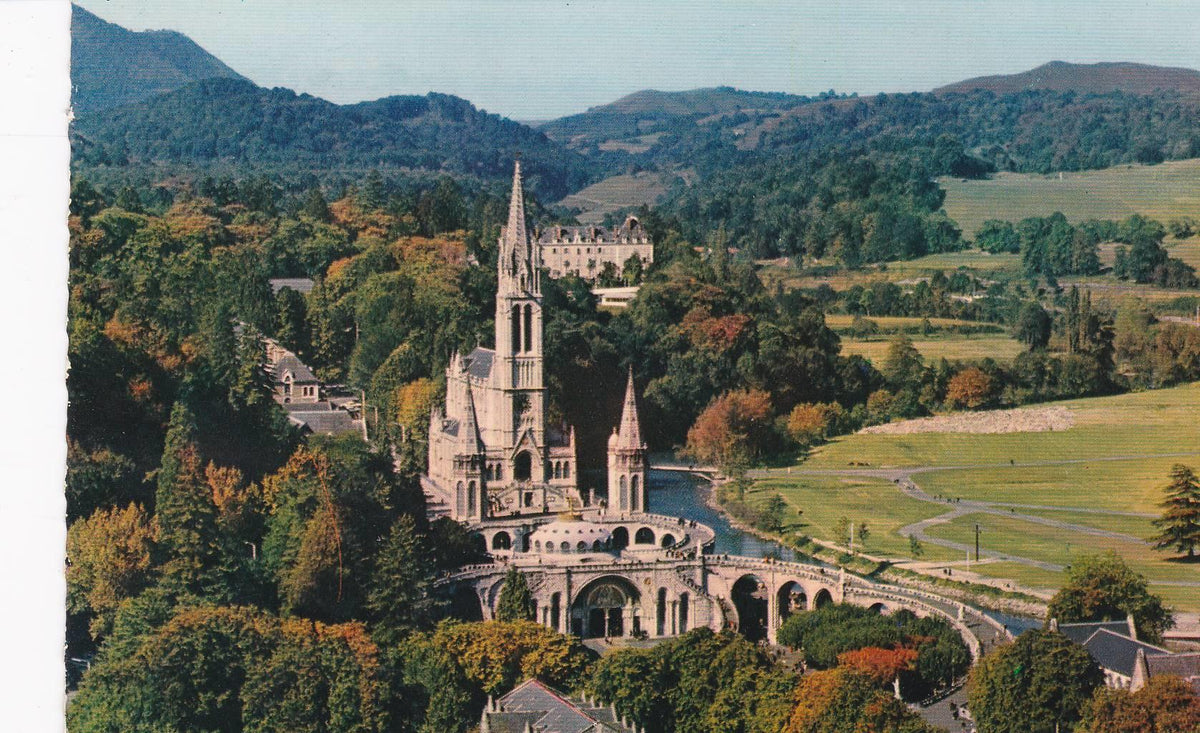 POSTAL B8056: LOURDES: LA BASILICA