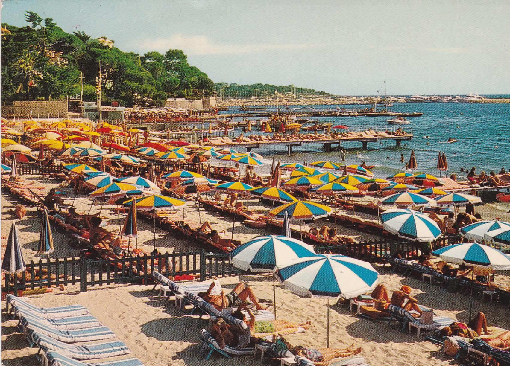 POSTAL B8091: JUAN LES PINS: LA PLAGE