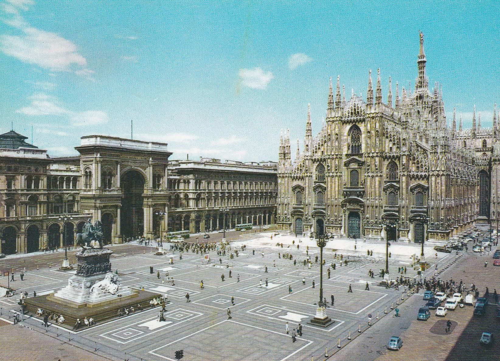 POSTAL B8284: MILAN: PLAZA DEL DUOMO