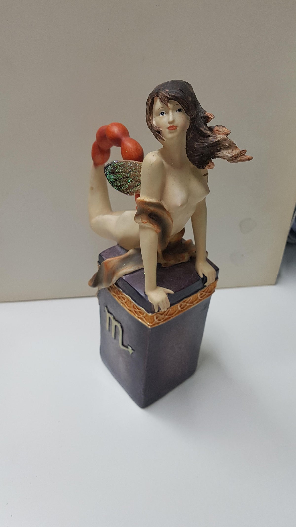 Figura de fantasia: Hada con cola de escorpion sobre un pedestal