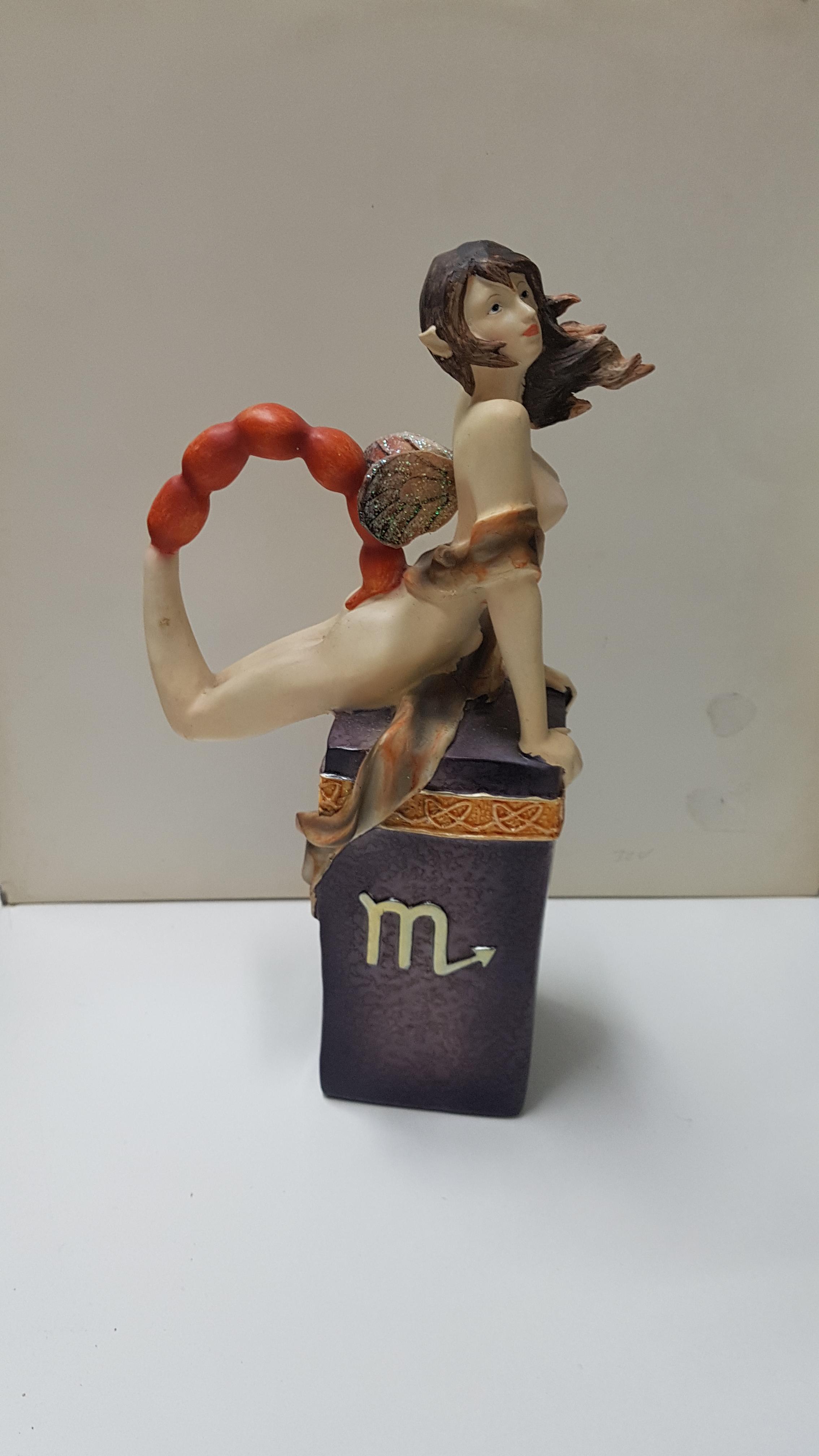 Figura de fantasia: Hada con cola de escorpion sobre un pedestal