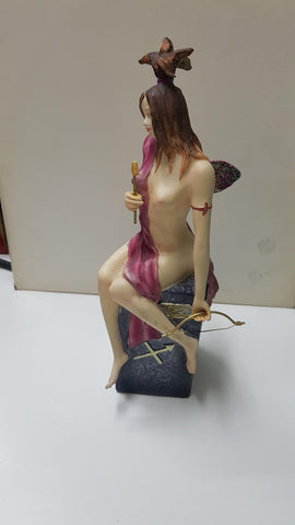 Figura de fantasia: Hada con arco y flecha sobre un pedestal