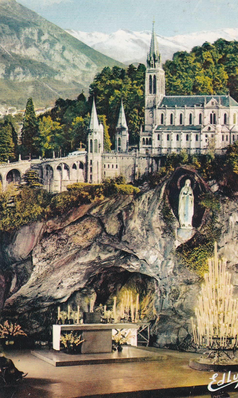 POSTAL B8399: LOURDES: GRUTA Y LA BASILICA