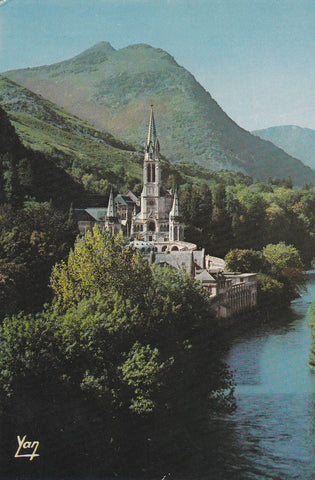 POSTAL B8434: LOURDES: LA BASILICA