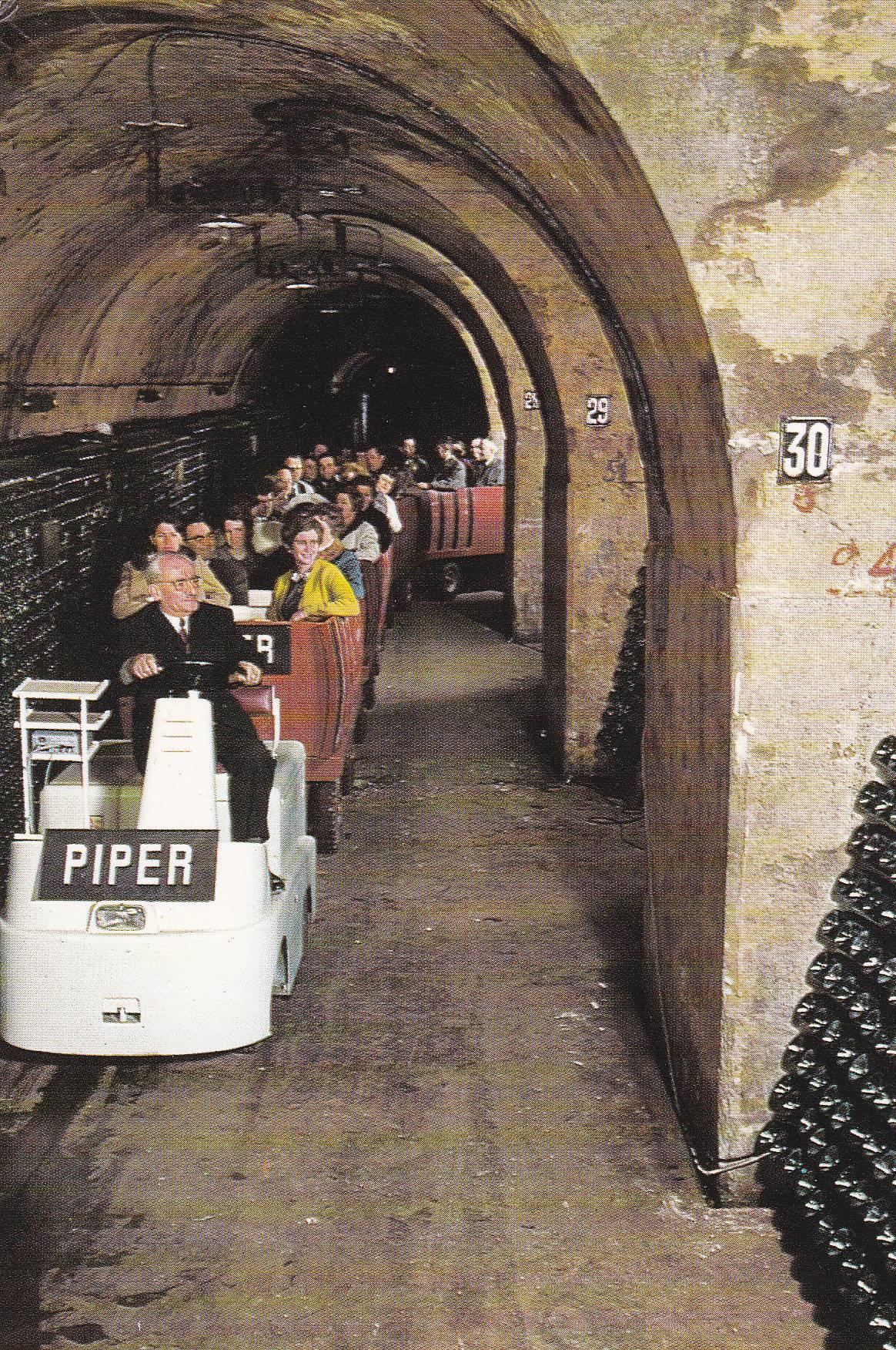 POSTAL B8435: CAVES CODORNIU. TREN BODEGAS