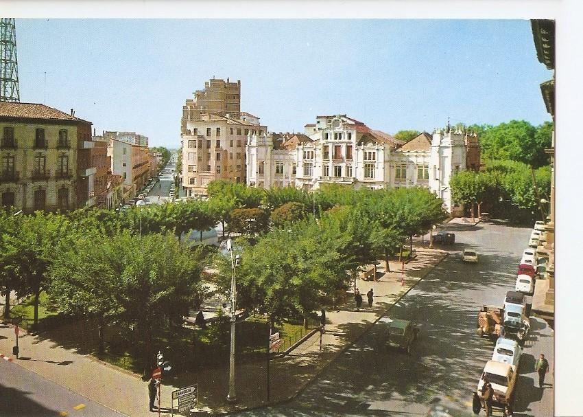Postal 032071 : huesca. Plaza de Navarra. Al fondo Circulo Oscense