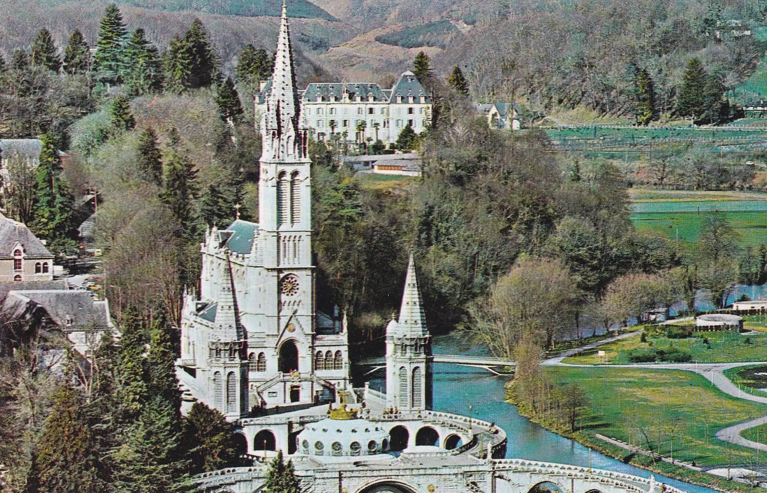 POSTAL B8686: LOURDES: LA BASILICA