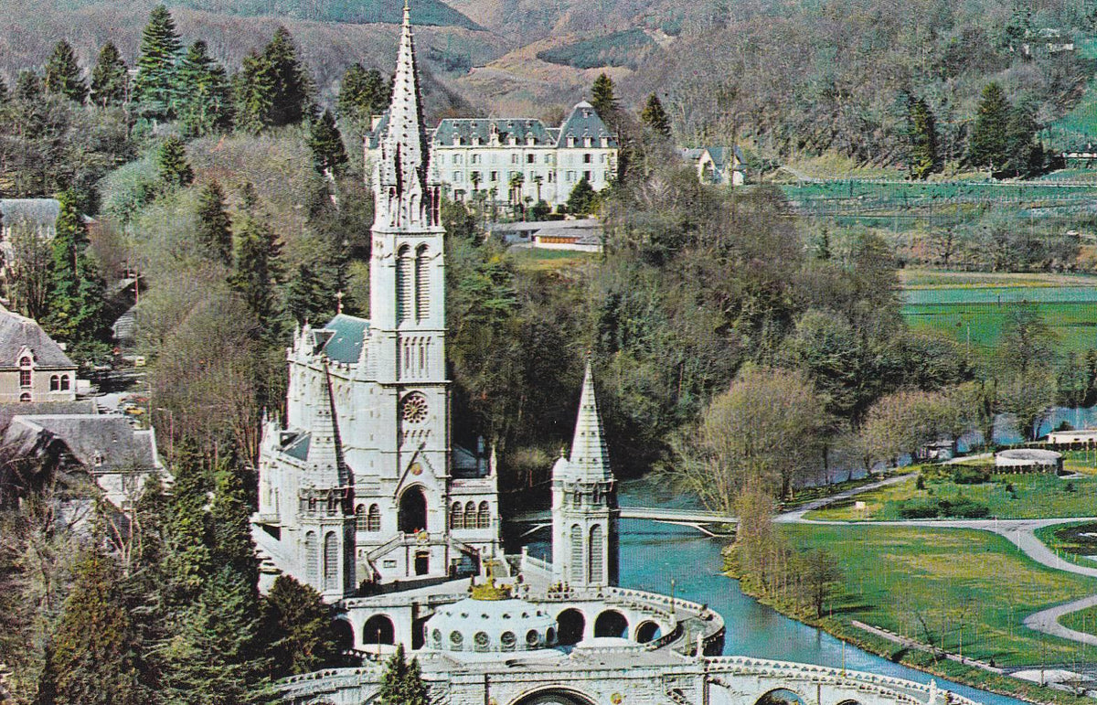 POSTAL B8686: LOURDES: LA BASILICA