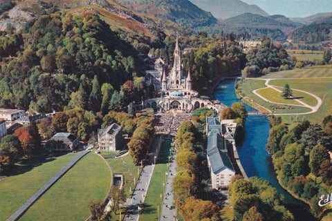 POSTAL B8892: LOURDES: VISTA AEREA DE LA BASILICA