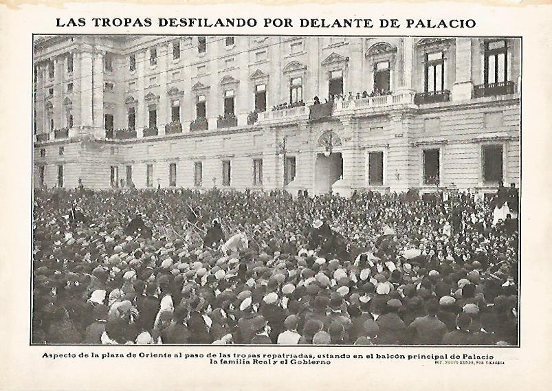 LAMINA 11653: Las tropas desfilando por el Palacio Real de Madrid